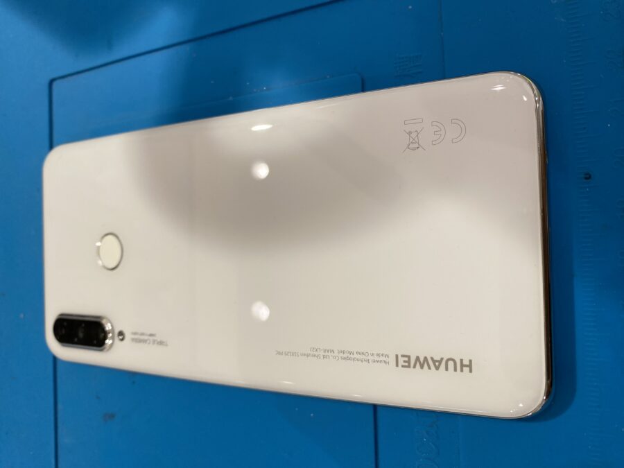 バッテリーが膨れ背面が外れそうなP30Lite(ピーサーティー ライト )バッテリー交換を行いました!