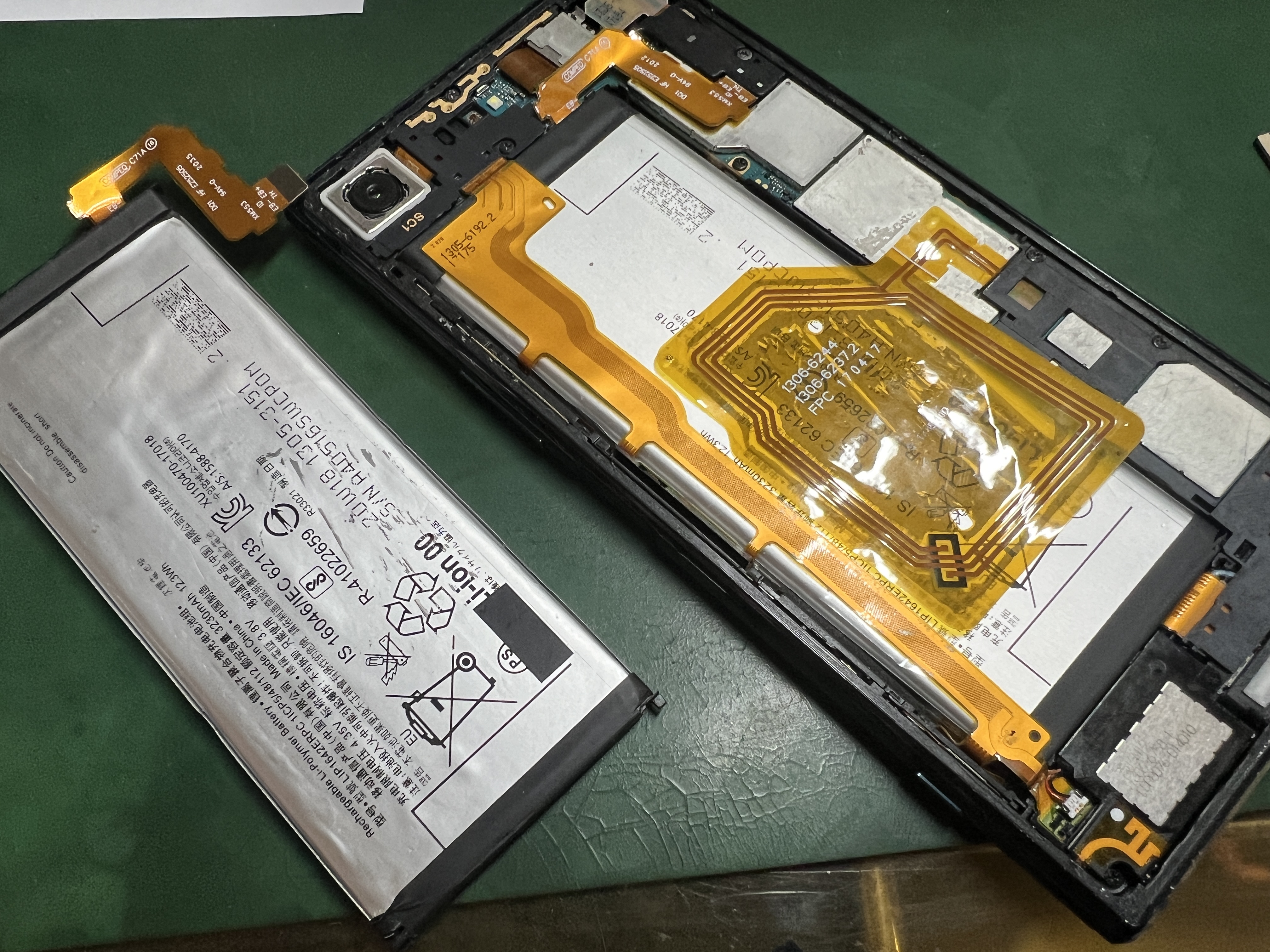 Xperia XZ Premiumバッテリー膨張修理のご依頼をいただきました！
