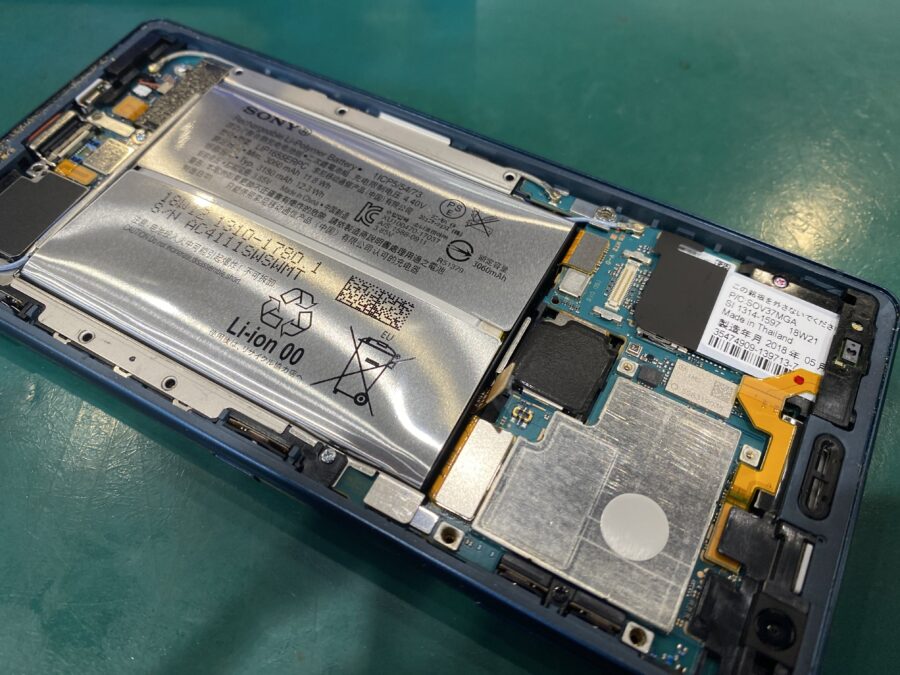 Xperia(エクスペリア)XZ2のバッテリーが膨張して画面を押し上げている！まずは当店にご相談下さいませ！【スマホ修理工房ペリ