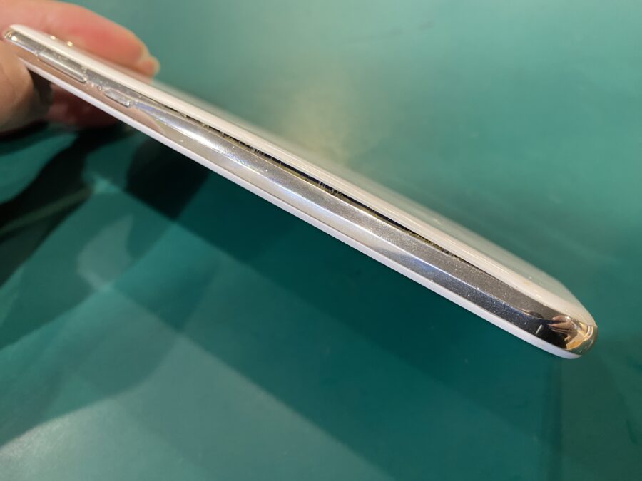 気づいたら隙間が開いてました。AQUOS R(アクオス)のバッテリー膨張修理 - スマホ修理工房ペリエ千葉店