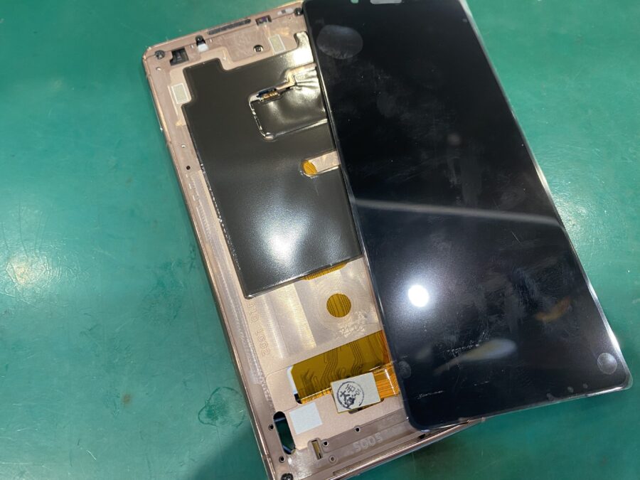 Xperia 5Ⅲ(エクスペリア)の画面に縦線が！落としてもいないのに線が出ることがあるようです！お困りの方はまずは当店にご相談