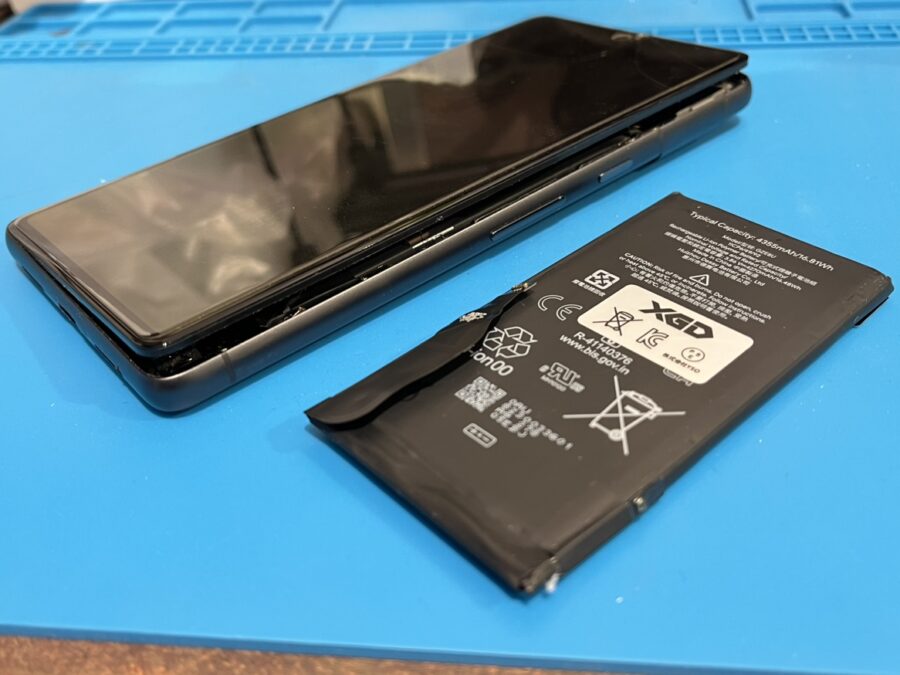 夏はバッテリー膨張に要注意！膨張したGooglePixel7のバッテリー交換を行いました！【スマホ修理工房渋谷店】