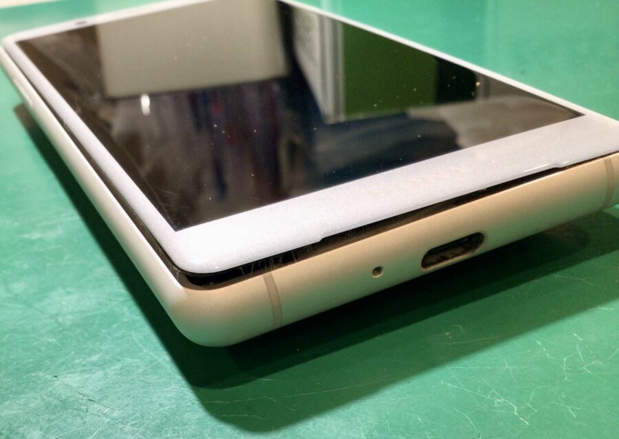 Xperia XZ2 Compact　バッテリー膨張【スマホ修理工房 東松山店】