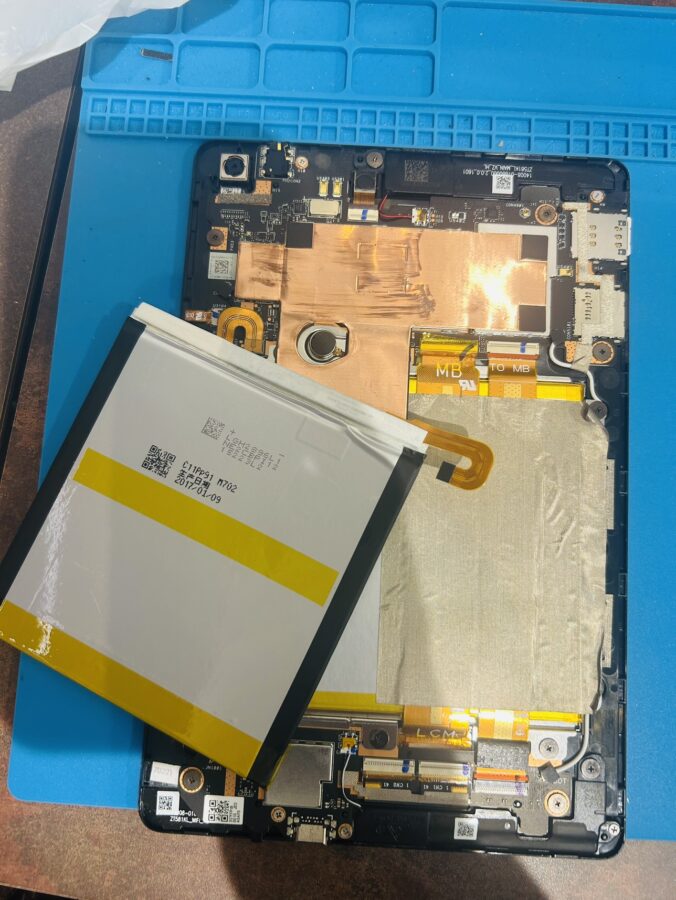 Asus Zenepad3 8.0（ゼンパッド3　8.0）の電池ー交換修理ならデータそのまま、即日修理のスマホ修理工房渋谷店へ！