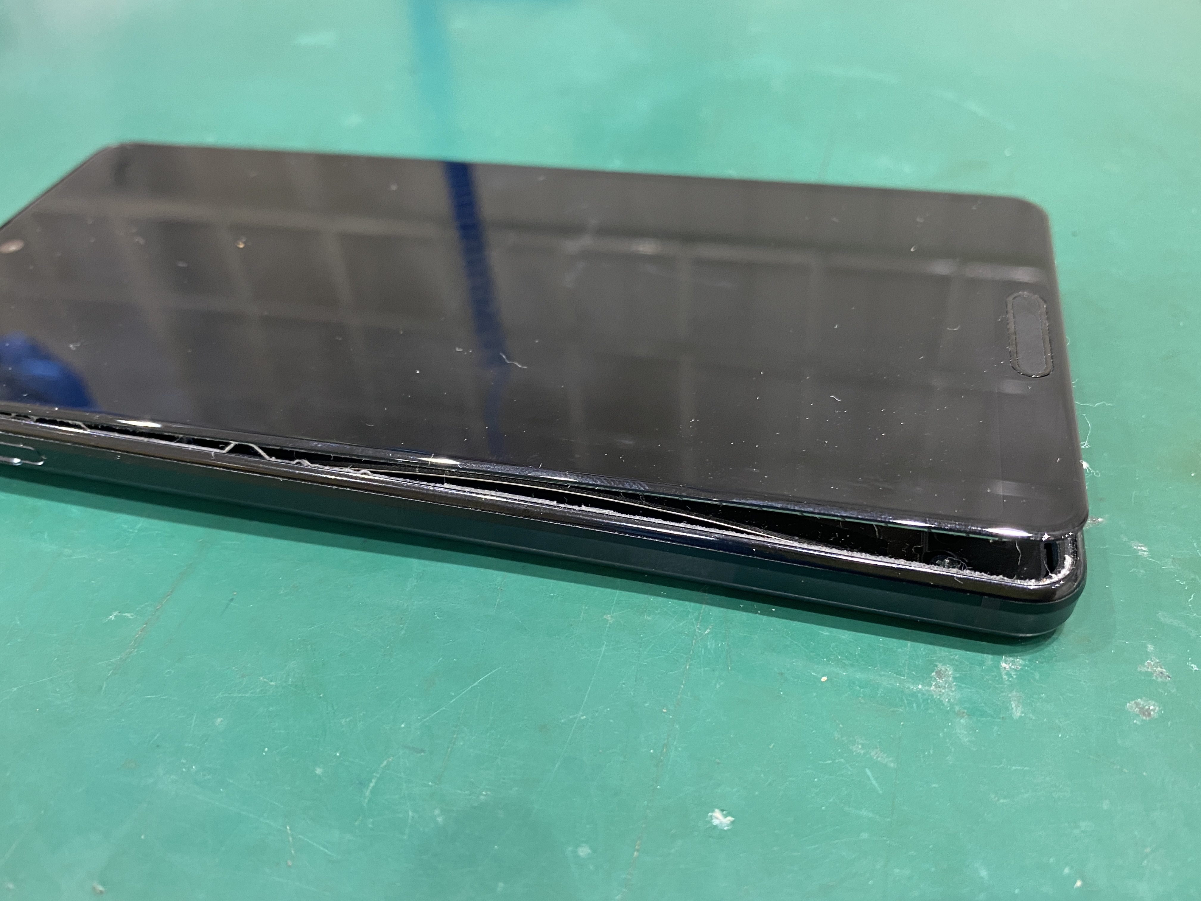 江東区大島・亀戸のスマホ修理屋！SHARP AQUOS Sense4 liteバッテリーが膨れ上がって画面が浮いてきた。