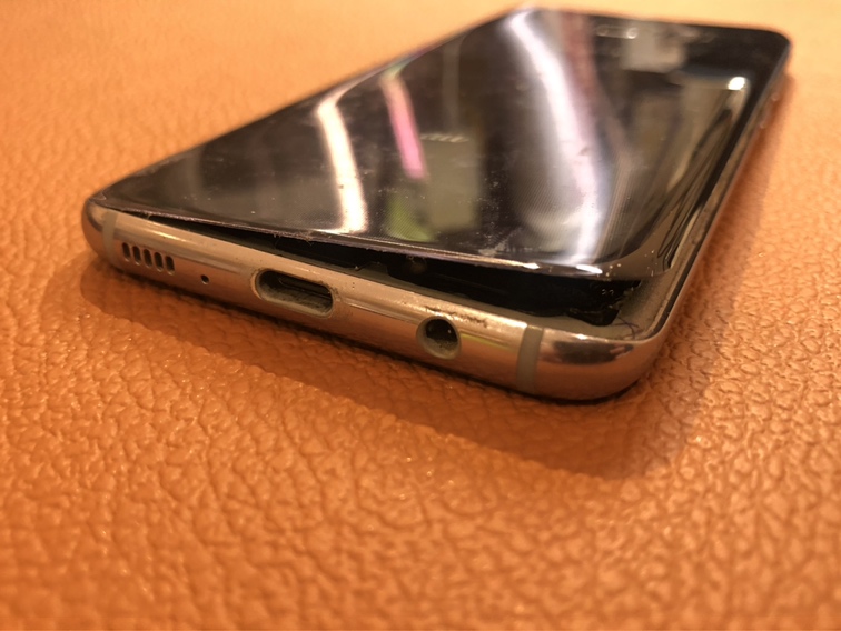 バッテリーが膨張しバックパネルが浮いているGalaxyS8バッテリー交換を行いました!【スマホ修理工房仙台パルコ2店】