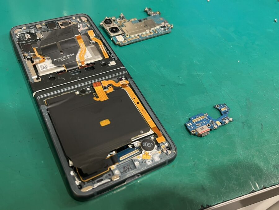 Galaxy ZFlip 5G(SCG04)の液晶破損…修理にはどんな方法がある？【スマホ修理工房新宿PePe店】