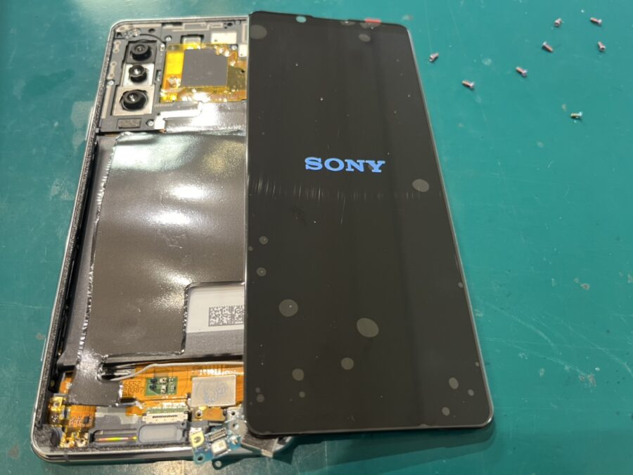 Xperia5Ⅱ(SO-52A/SOG02)の液晶故障を画面交換にて修理しました！【スマホ修理工房　新宿PePe店】