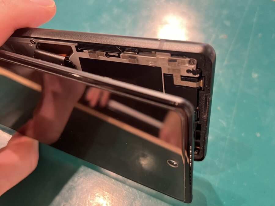 バッテリーが膨張しているPixel 6a (ピクセル) バッテリー交換なら【スマホ修理工房新宿PePe店】へ！