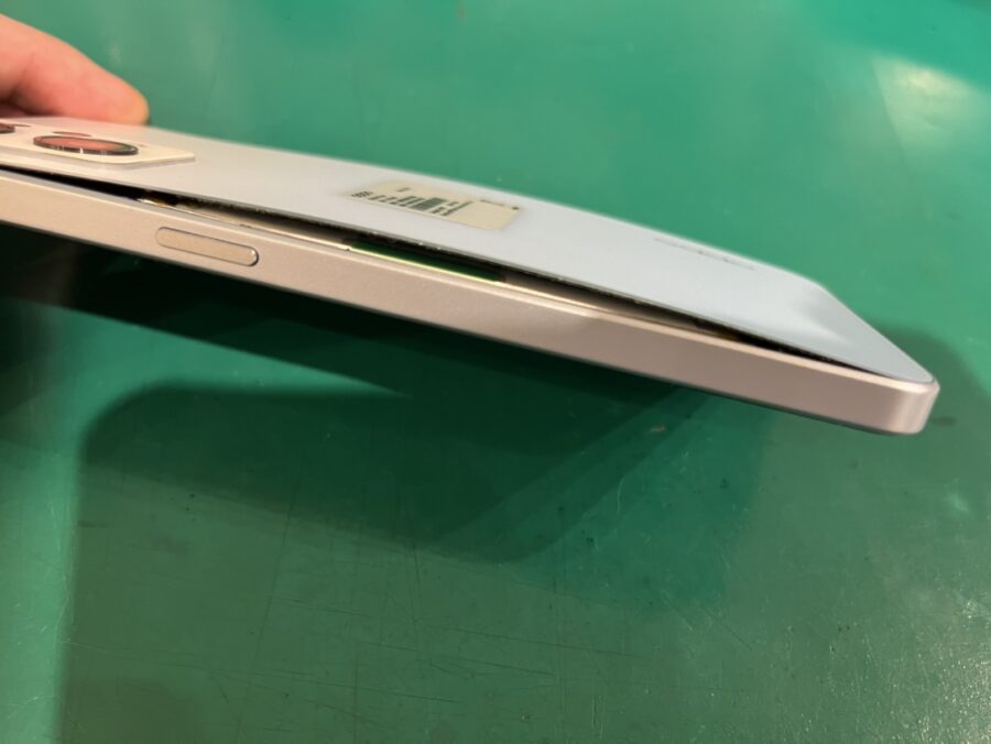 OPPOReno7A(オッポ) のバッテリー膨張するの早くない？【スマホ修理工房新宿PePe店】で交換OKです☆