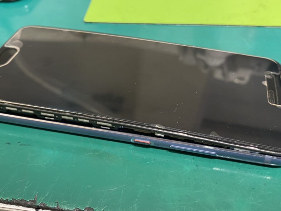 気付いたら画面が浮いているHUAWEI P10 (ファーウェイ)もバッテリー交換で解決！【スマホ修理工房新宿PePe店】