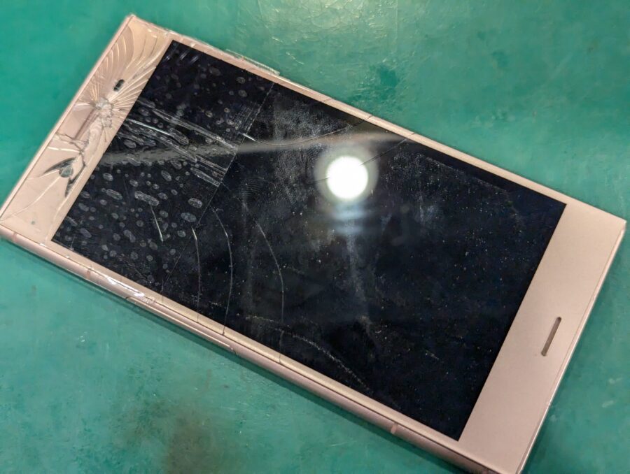 Xperia XZ1(エクスペリア)SO-01K,SOV36,701SOの画面が割れてしまった！スマホ修理工房ペリエ千葉店へお問