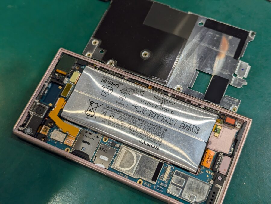 Xperia XZ1(エクスペリア)SO-01K,SOV36,701SOのバッテリーが膨張してきた！スマホ修理工房ペリエ千葉店へ