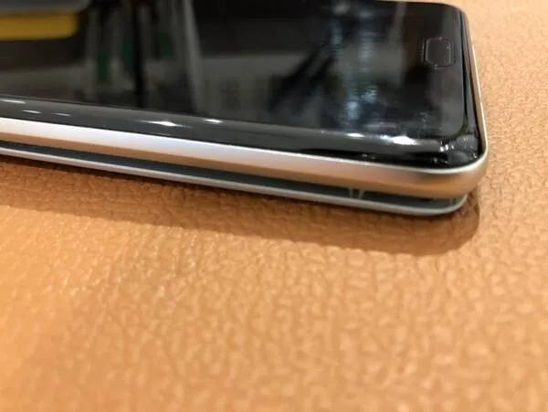 バッテリー膨張で中が見えてしまっているAQUOS R3(アクオスアールスリー)バッテリー交換を行いました!
