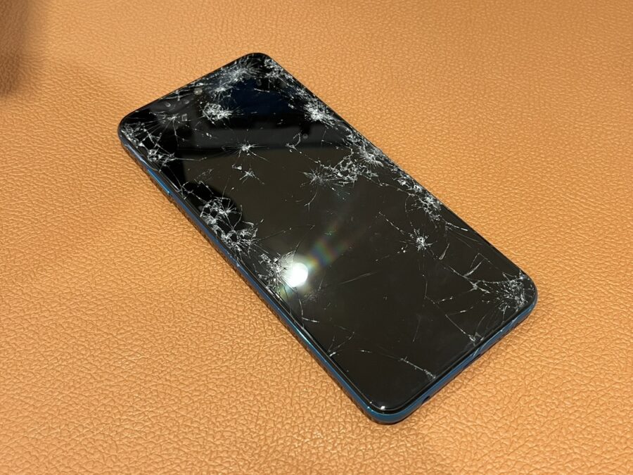 画面がバキバキに割れてしまっているRedmi note 9S(レッドミー ノートナインエス)のフロントパネル交換修理を行いました