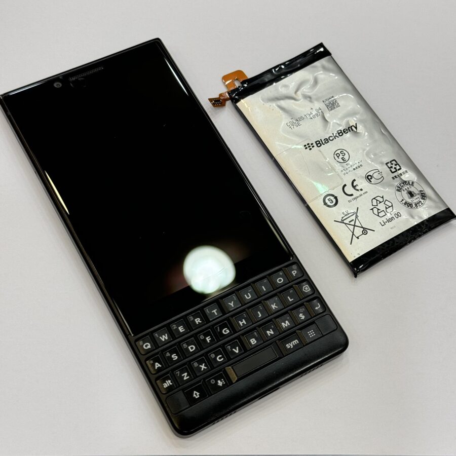 【バッテリー交換修理】茅ヶ崎市からお越しのお客様より、Blackberry Key2(ブラックベリー）をお持ち込みいただきました