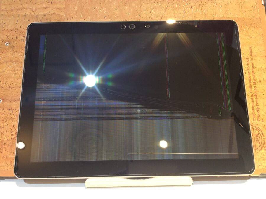 Microsoft Surface Go(マイクロソフト サーフェス ゴー)鞄から取り出して使おうとしたら…画面が壊れて表示がで