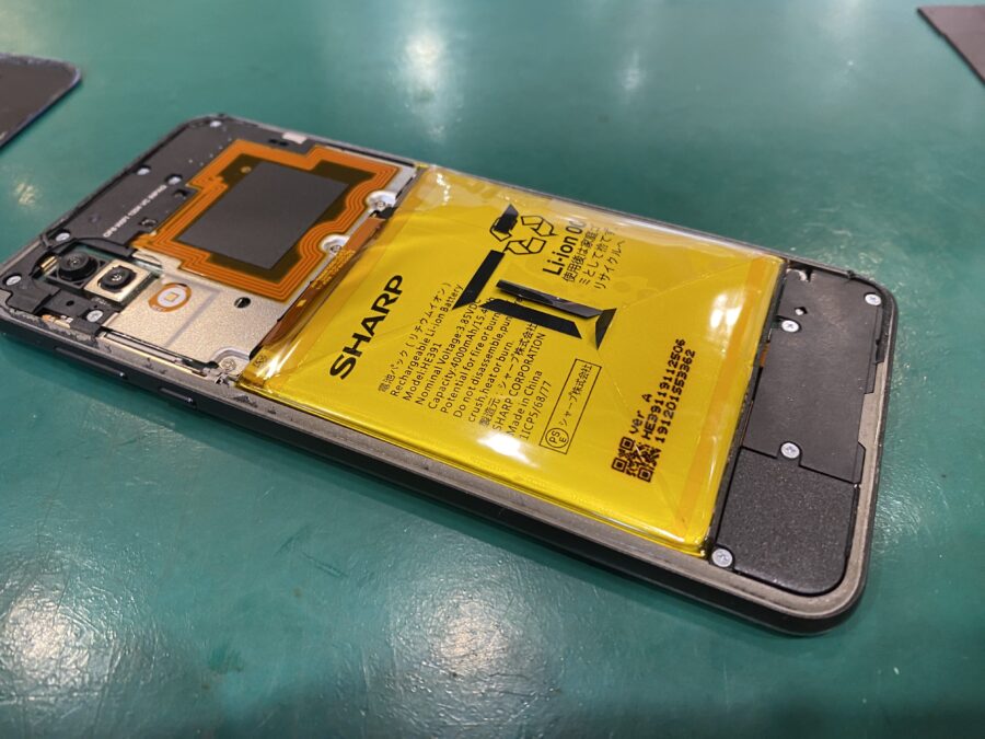 AQUOS Sense(アクオスセンス)3Plusのバッテリーが膨張してしまった？背面の浮きなど違和感を感じたら当店にご相談くだ