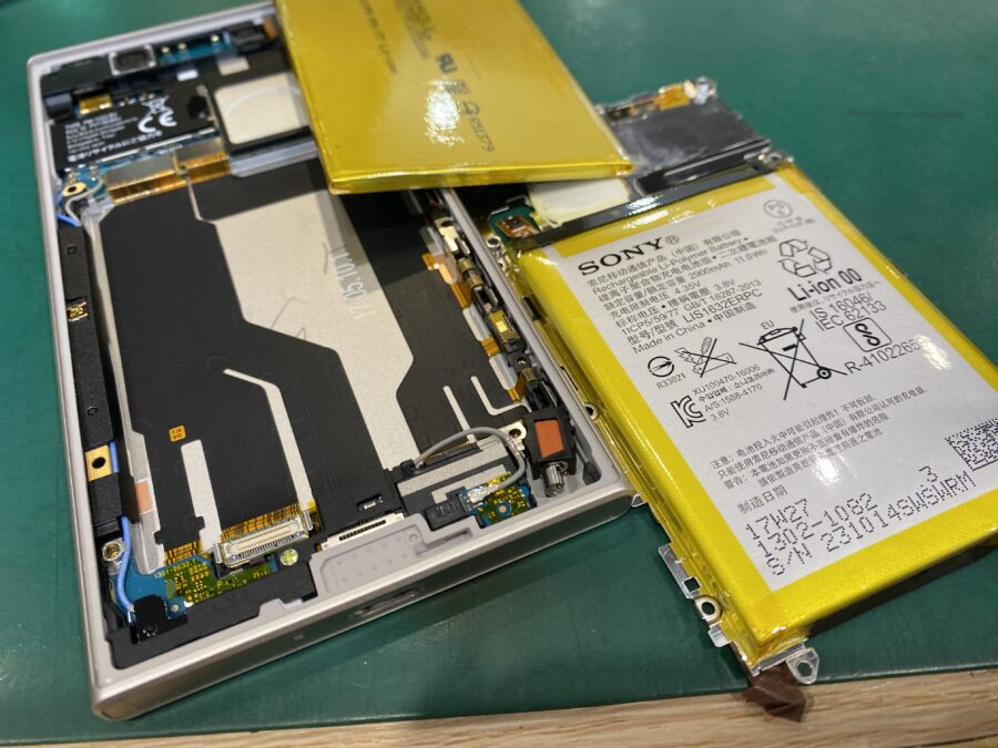 Xperia(エクスペリア)XZsの画面が浮いてきてしまった！バッテリー膨張でお困りの方は当店にご相談くださいませ！【スマホ修理