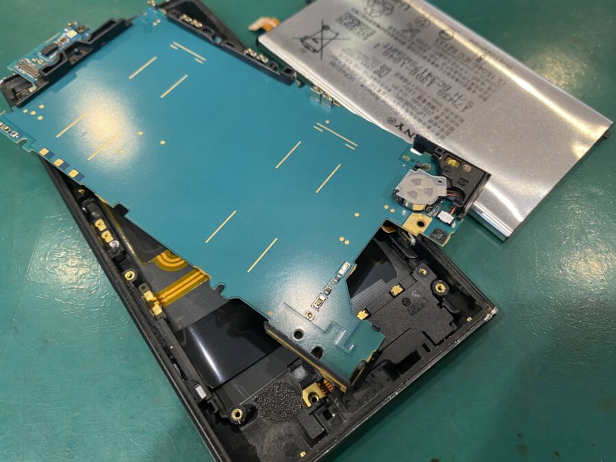 Xperia(エクスペリア)XZ1Compactが起動しなくなってしまった！バッテリー交換で起動するかも！まずは当店にご相談くだ