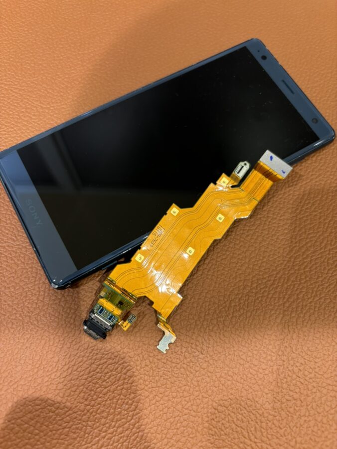 充電が全くできなくなってしまったXperiaXZ2（エクスペリア）ドックコネクタ交換を行いました