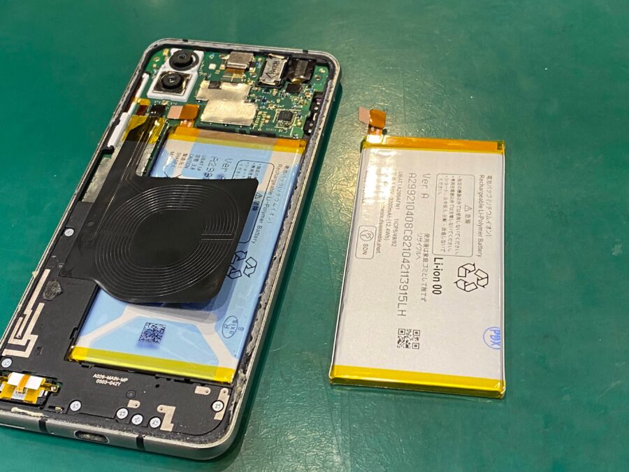 AQUOS R3のバッテリーが劣化してきた、それは危険の合図！膨張する前に交換をオススメします！【スマホ修理工房ペリエ千葉店】