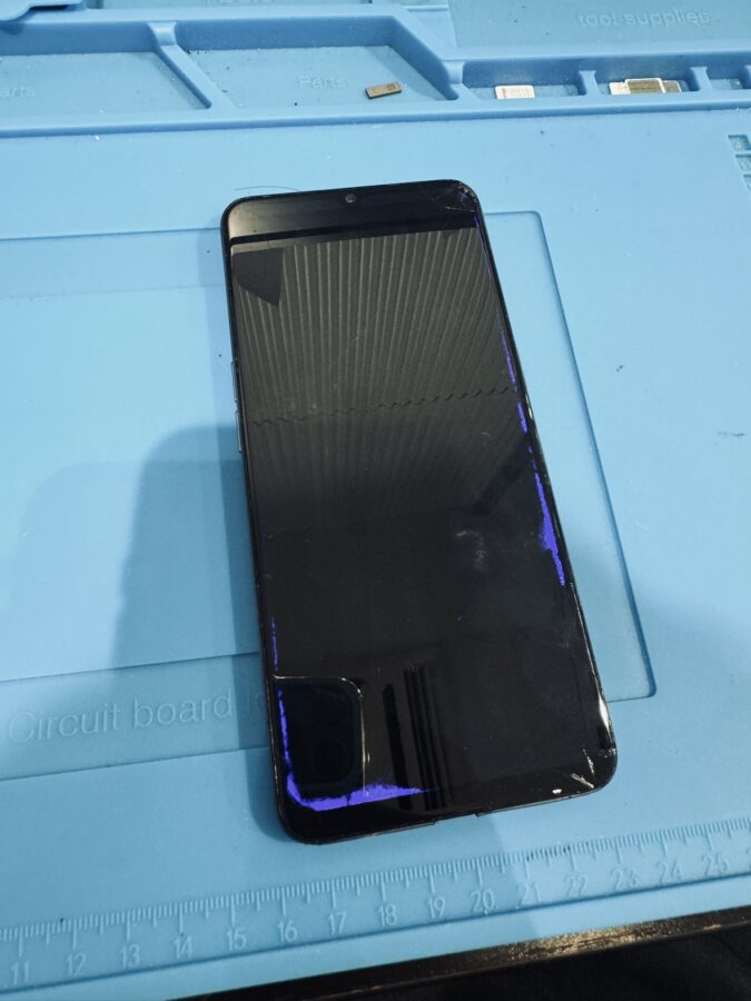 OPPO A73（オッポA73）の雨による水没のフロントパネル交換修理なら【スマホ修理工房渋谷店】にお任せください！