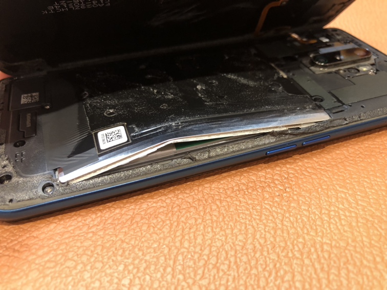 バッテリーが膨張してしまったOPPOA52020(オッポ)のバッテリー修理をさせていただきました!