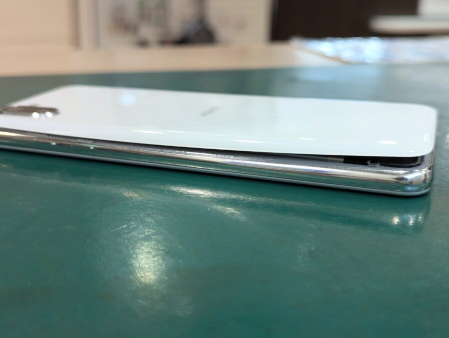 AQUOS R2(アクオス)SH-03K,SHV42,706SHのバッテリーが膨張して背面が浮いてきた！？スマホ修理工房ペリエ千