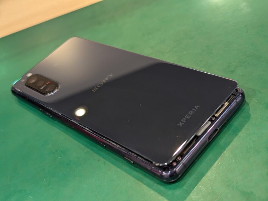 Xeria5Ⅱのバッテリーが膨張してきて背面が浮いてきた！スマホ修理工房ペリエ千葉店へお問い合わせください！