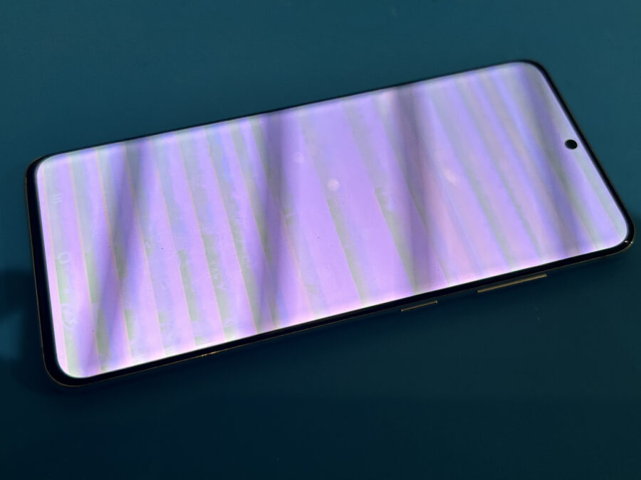 GalaxyS20 5Gの画面に横線が沢山！画面修理なら渋谷駅すぐそばのスマホ修理工房渋谷店へご相談ください！