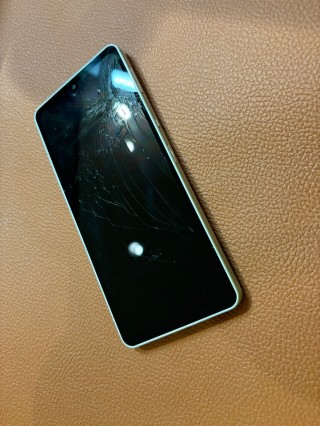 ガラスが大きく割れてしまったAQUOSsense6(アクオス)パネル交換を行いました！【スマホ修理工房仙台パルコ2店】