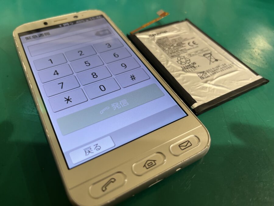 対応店の少ないのSHARPシンプルスマホ4(シャープ)のバッテリー交換も当店で！【スマホ修理工房新宿PePe店】
