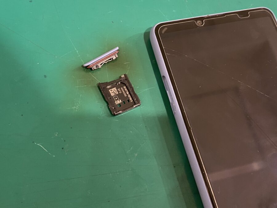 SIMトレーが中で折れてしまってSIMが取り出せない！？そんな時は【スマホ修理工房新宿PePe店】にお任せ！