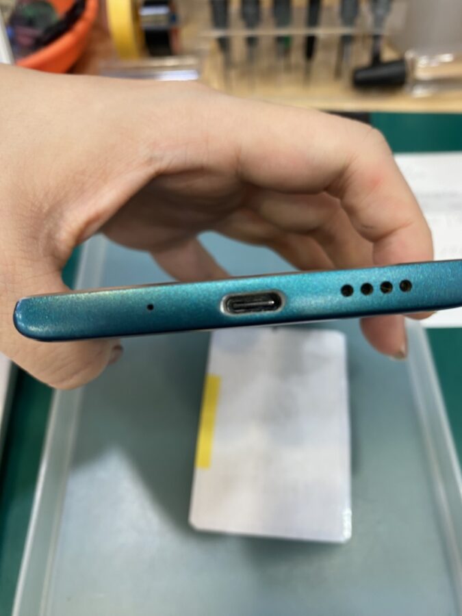 【充電できない！クリーニングで解決！】藤沢市からお越しのお客様より、京セラURBANO (アルバノ)をお持ち込みいただきました！