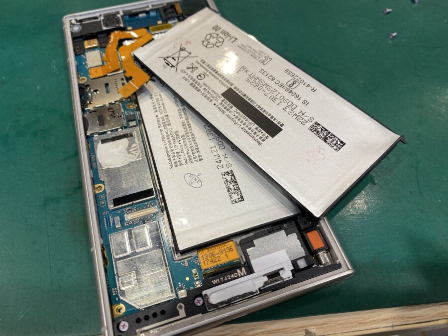 XperiaXZ1(エクスペリア)の画面が浮いてきた！バッテリー膨張かもという方は当店にご相談くださいませ！【スマホ修理工房ペリ