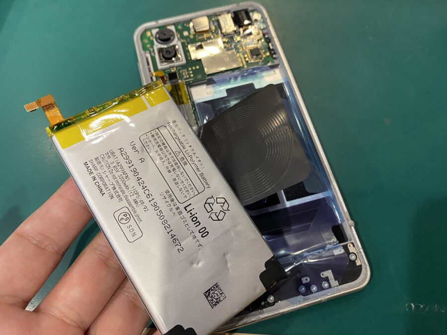 まだ使うつもりなのでバッテリー交換を！AQUOS R3(アクオス)のバッテリー交換 - スマホ修理工房ペリエ千葉店