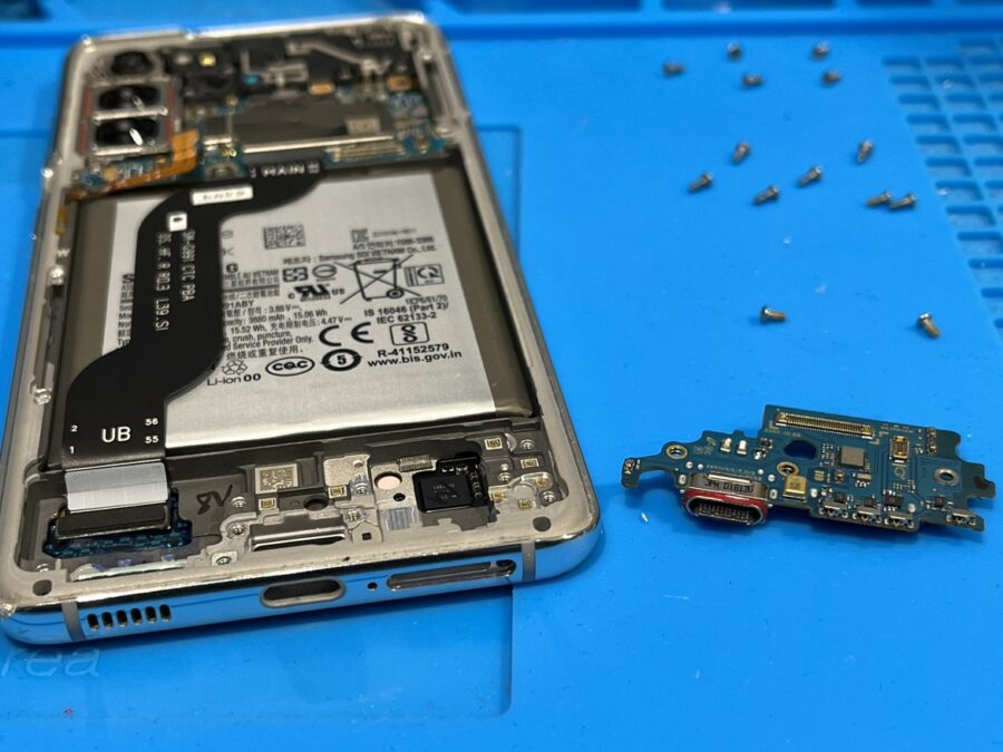 Galaxy S21の充電が上手くいかない？！Androidスマホの充電コネクタ交換修理ならスマホ修理工房渋谷店にご来店下さい！