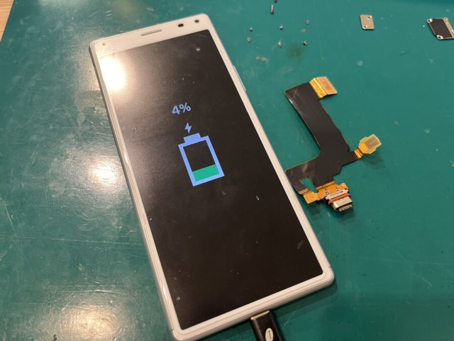 Xperia8（エクスペリア）の充電が出来ない、バッテリーが持たない...【スマホ修理工房新宿PePe店】で修理OKです♪
