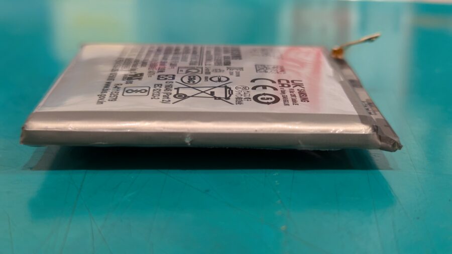 GalaxyS22 の 画面が割れてしまった...Androidの画面交換もお受けします！【スマホ修理工房新宿PePe店】