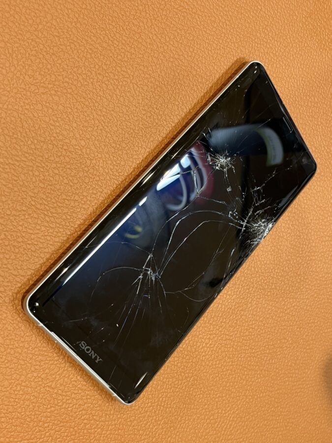 画面が割れてしまい操作できない…　XperiaXZ3（エクスペリア）の画面交換修理を行いました！【スマホ修理工房　仙台PARCO