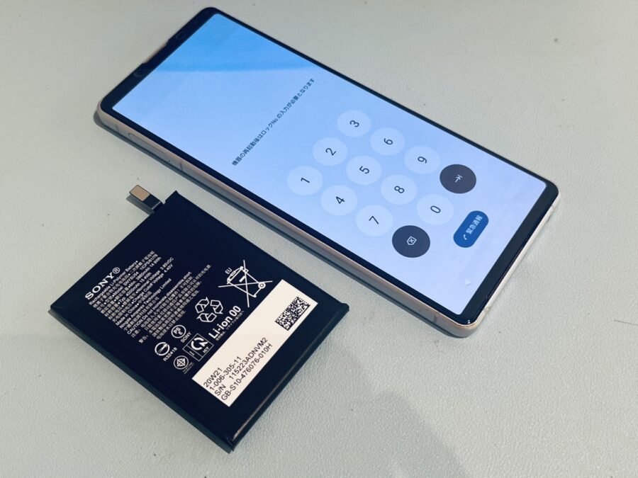 バッテリーが膨らんでバックパネルに隙間が空いている！SONY Xperia1Ⅱ（エクスペリア）のバッテリー交換修理を行いました！