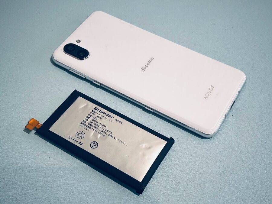バッテリーが膨張して背面が浮いてきてしまった！AQUOS R3（アクオス）のバッテリー交換修理を行いました！