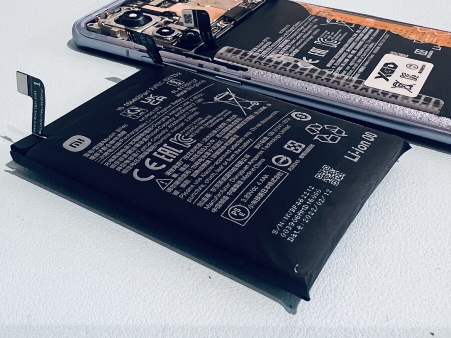 バッテリーが膨らんで背面が浮いてきた！Xiaomi 12(シャオミ)のバッテリー交換修理を行いました！