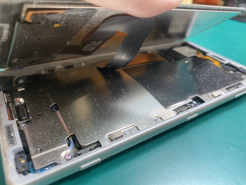 XperiaXZ2（エクスペリア）のバッテリーが膨張！？お任せください！【スマホ修理工房ココリア多摩センター店】
