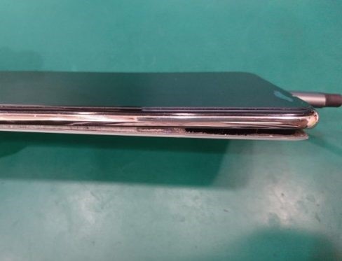 【バッテリー交換】HUAWEI P30Lite(ファーウェイ30ライト)バッテリー膨張でフタがあいてきた・・