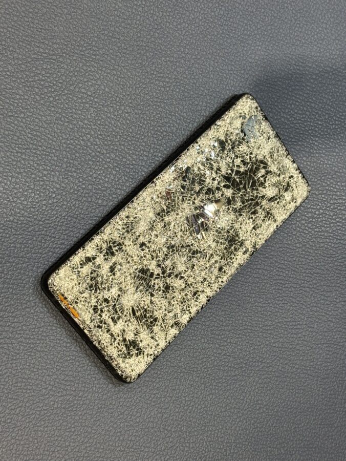 画面がバキバキに割れているGalaxyA51のフロントパネル修理を行いました。【スマホ修理工房仙台PARCO2店】
