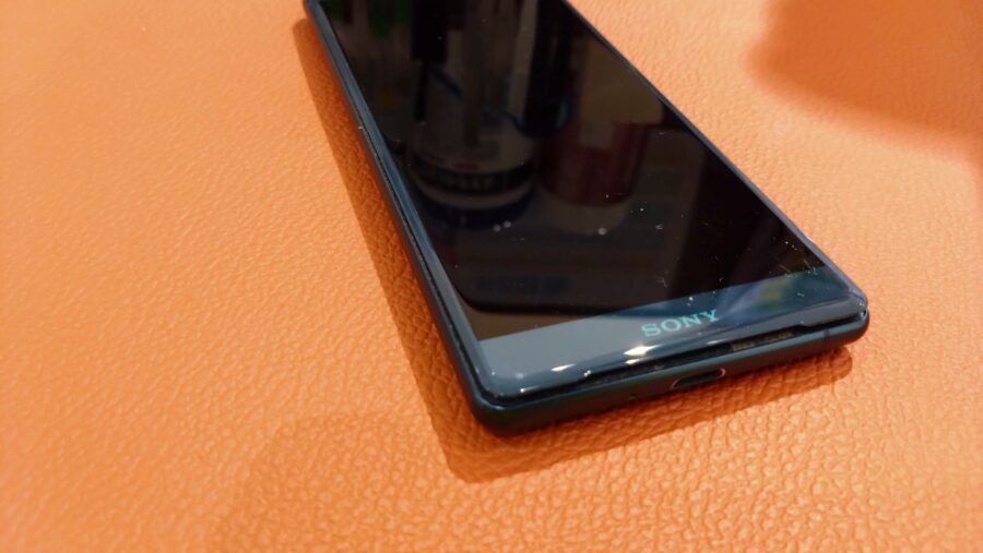 バッテリー膨張で画面が浮いてしまったXperia5（エクスペリア）のバッテリー交換修理を行いました。