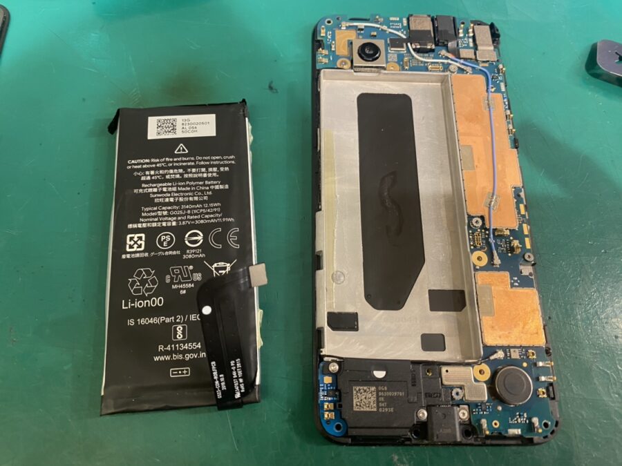 減りが早い原因はバッテリーの膨張かも！？Google Pixel4a (グーグルピクセル）のバッテリー交換を行いました！【スマホ