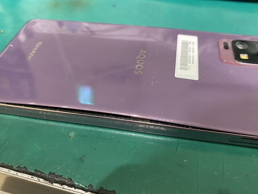 膨張によって背面が浮いてしまった！AQUOS zero6(アクオス)の即日バッテリー交換なら【スマホ修理工房新宿PePe店】へ！